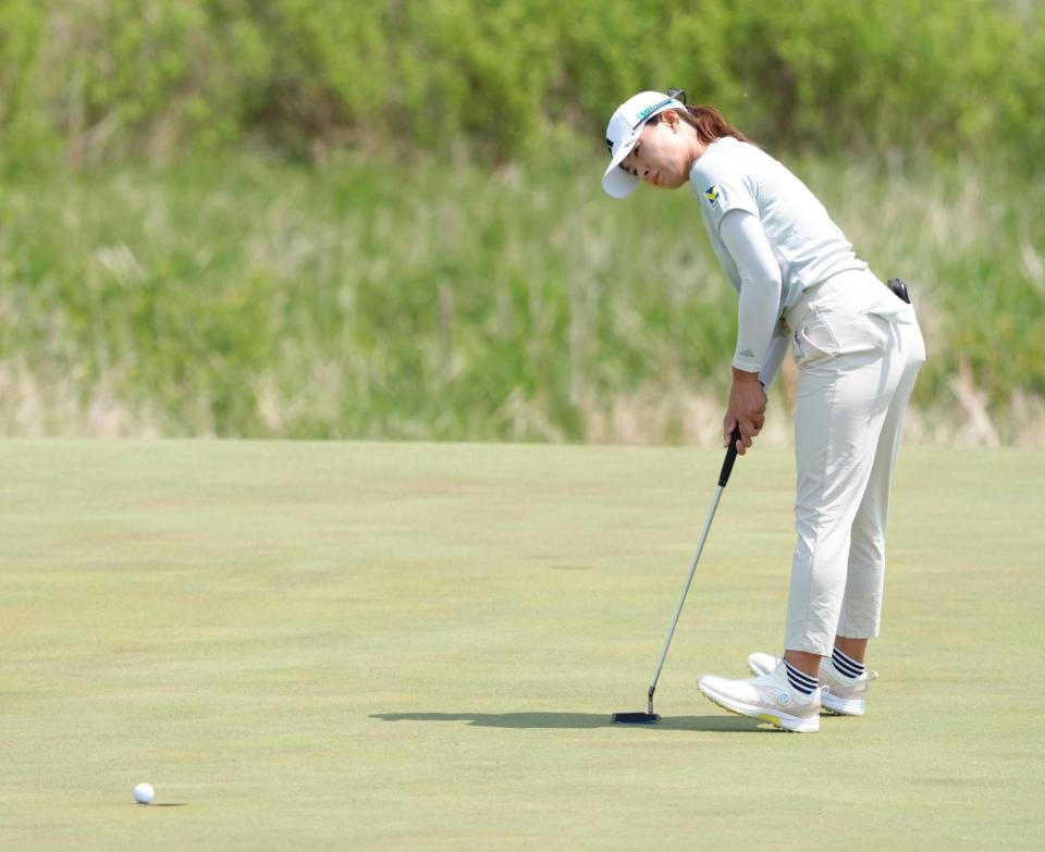 　最終ラウンド、１番でバーディーパットを外す渋野日向子。通算３アンダーで７位（共同）