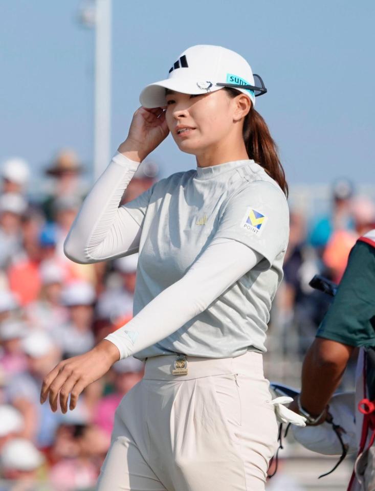 　最終ラウンド、ホールアウトする渋野日向子。通算３アンダーで７位（共同）