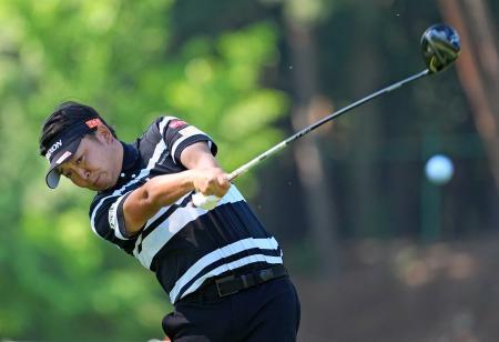 男子ゴルフ、小木曽が６５で首位　国内三大大会第２戦