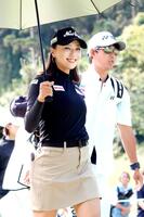 　笑顔でラウンドする宮田成華