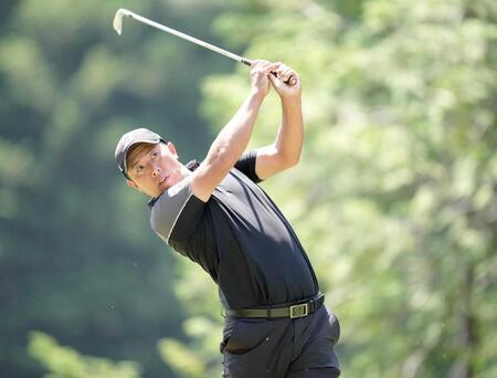 　３番でティーショットを放つ堀川未来夢