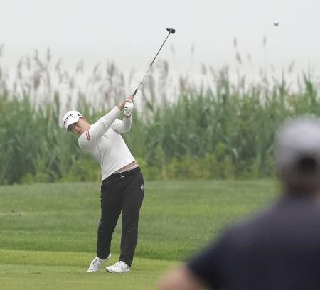 　第２ラウンド、３番でアルバトロスとなる第２打を放つ西郷真央。通算１０アンダーで２位＝シービュー（共同）