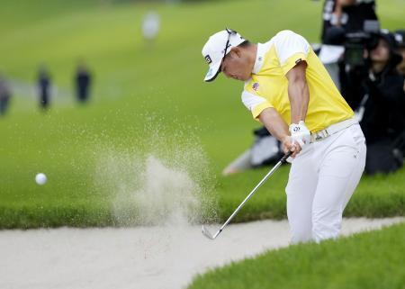 　最終日、プレーオフでバンカーショットを放つ蝉川泰果。通算１０アンダーで優勝＝宍戸ヒルズＣＣ