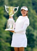 　トロフィーを手に笑顔を見せる高野