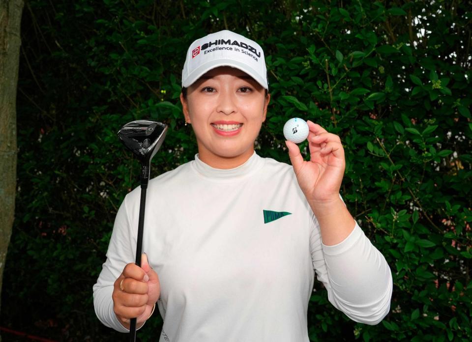 　第２ラウンド、試合後、アルバトロスのボールを持つ西郷真央（共同）