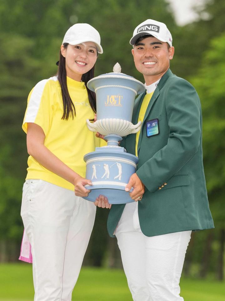　優勝し、妻の久保葵さん（左）とトロフィーを手にする蟬川泰果