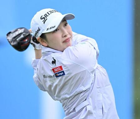 　１番、ティーショットを放つ小祝さくら（撮影・西田忠信）