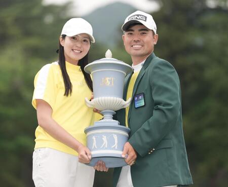 　優勝杯を手に、笑顔の蝉川泰果（右）と葵夫人＝６月８日