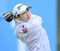 　１番、ティーショットを放つ小祝さくら（撮影・西田忠信）