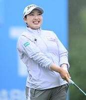 　１番、ティーショットの行方を見る小祝さくら（撮影・西田忠信）