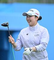 　１番、ティーグラウンドで笑顔を見せる小祝さくら（撮影・西田忠信）