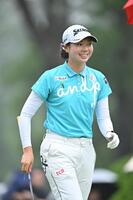 　笑顔でラウンドする菅楓華（撮影・西田忠信）