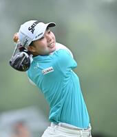 　１番、ティーショットを放つ菅楓華（撮影・西田忠信）