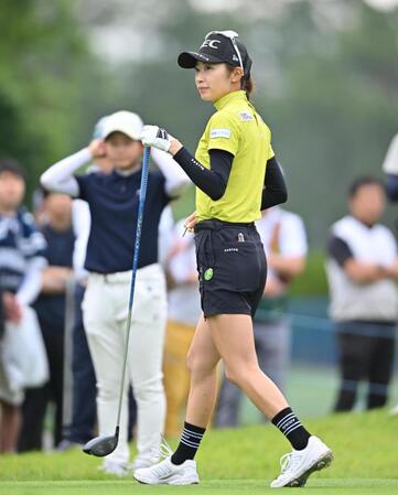 　１０番、ティーショットを放ち、コースを見る安田祐香（撮影・西田忠信）