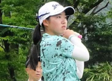 【写真】似てる！？中２妹にキャディーを任せた女子ゴルファー