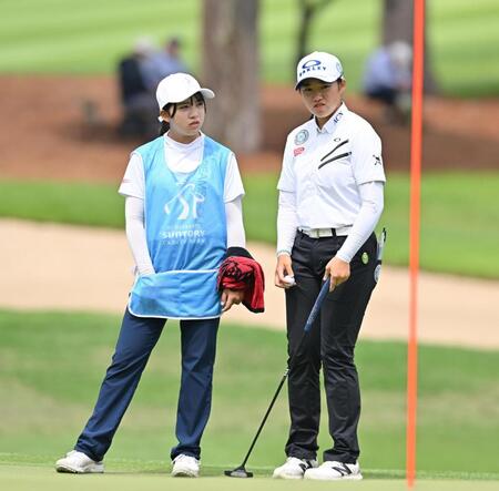 　１８番、キャディーを務める妹の梨花さんと言葉を交わす岩永杏奈（右）＝撮影・西田忠信