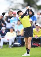 　１０番、ティーショットを放つ安田祐香（撮影・西田忠信）