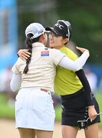 　初日を６アンダーで終え、小祝さくら（左）と健闘をたたえ合う安田祐香（撮影・西田忠信）