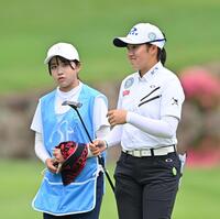 　１８番、キャディーを務める妹の梨花さんとラウンドする岩永杏奈（右）＝撮影・西田忠信