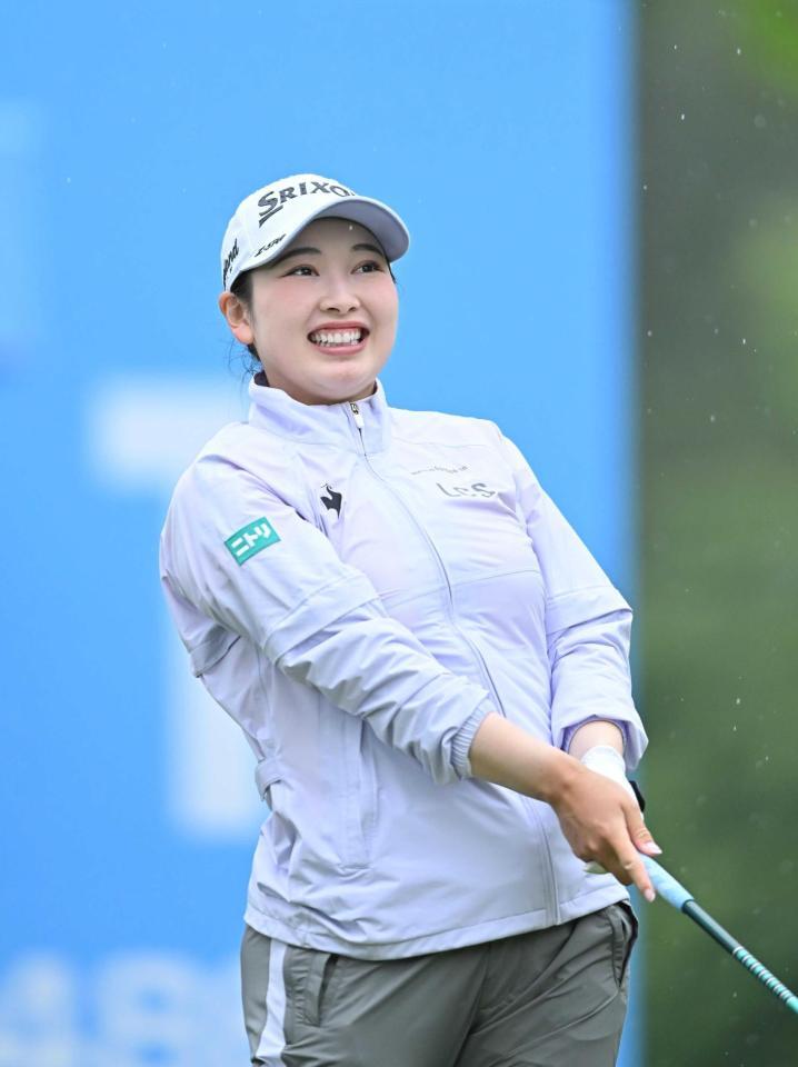 　１番、ティーショットの行方を見る小祝さくら（撮影・西田忠信）