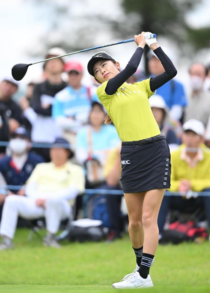 　１０番、ティーショットを放つ安田祐香（撮影・西田忠信）