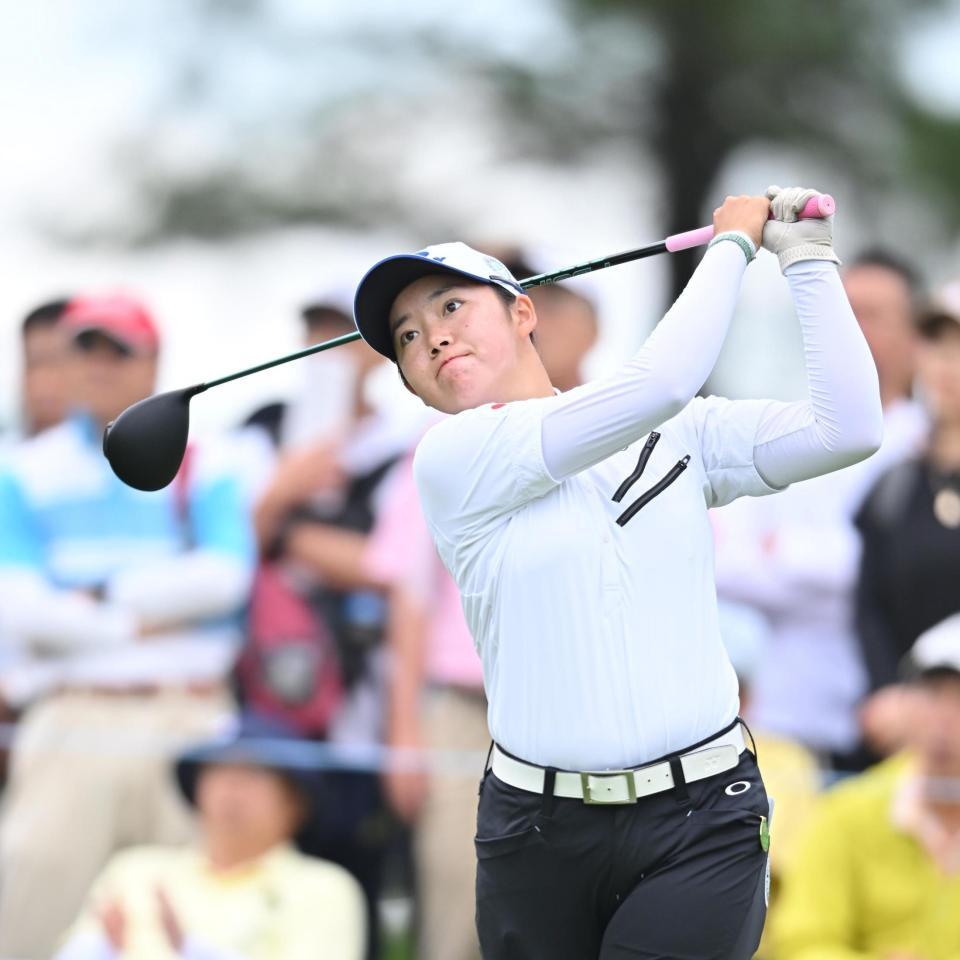 　１０番、ティーショットを放つ岩永杏奈（撮影・西田忠信）