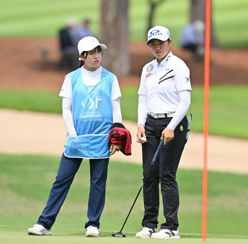 　１８番、キャディーを務める妹の梨花さんと言葉を交わす岩永杏奈（右）＝撮影・西田忠信