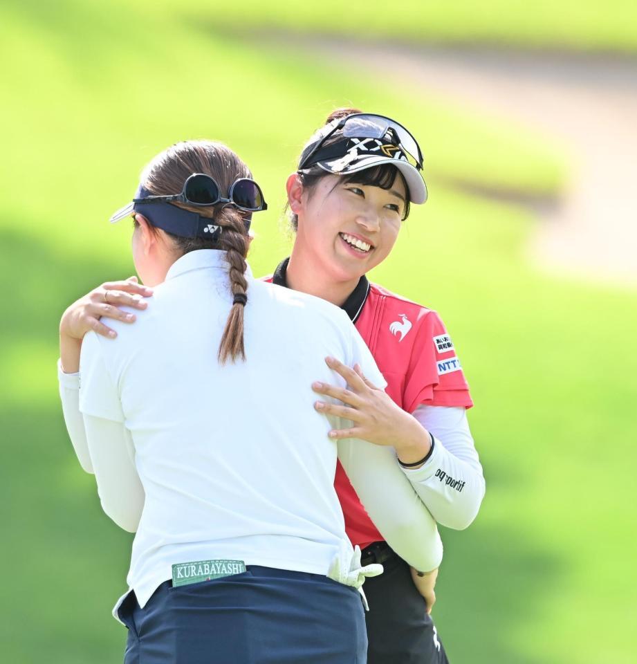 　初日を６アンダーの首位タイで終えた菅沼菜々（右）＝撮影・西田忠信