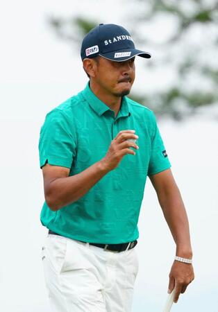 　第２日、１６番でバーディーを奪い、拍手に応える岩田寛。通算１１アンダーで２位（共同）