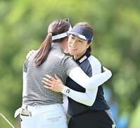 　通算１１アンダーで２日目を終えた岡山絵里（右）＝撮影・西田忠信