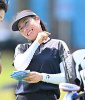 　通算１１アンダーで２日目を終え笑顔を見せる岡山絵里（撮影・西田忠信）