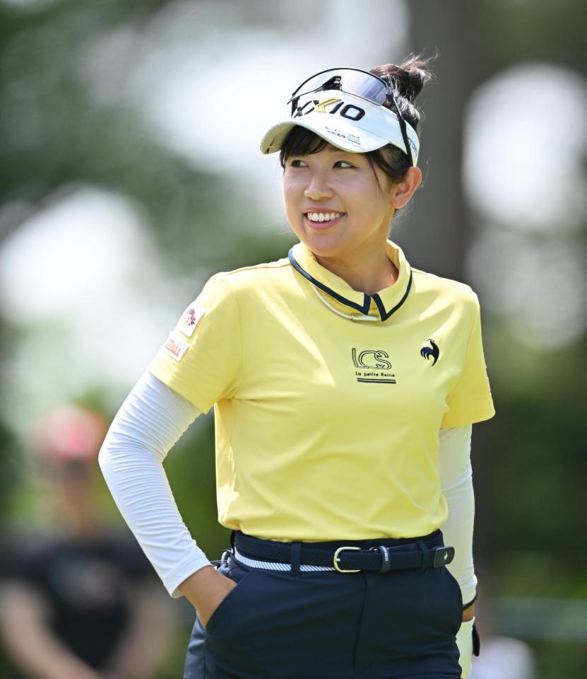 　５番、笑顔でラウンドする菅沼菜々（撮影・西田忠信）