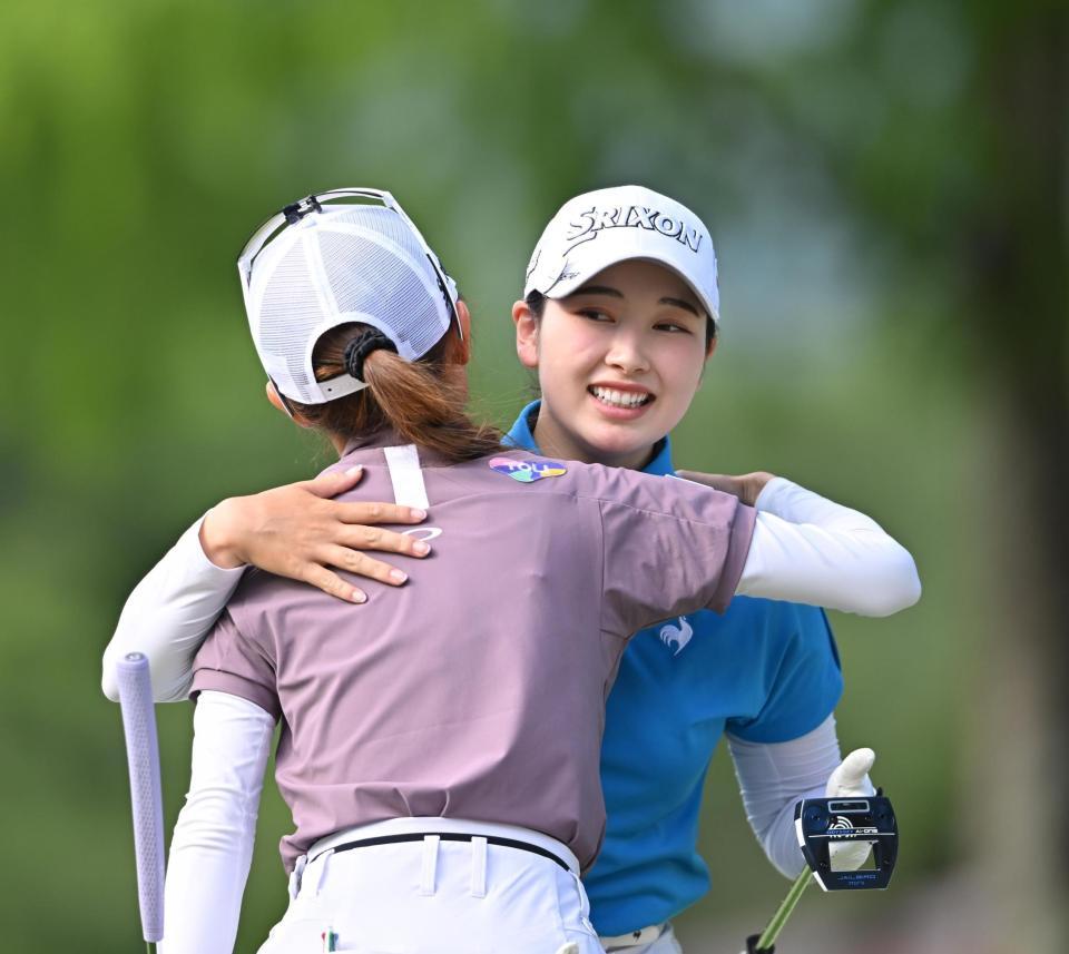 　通算１１アンダーで２日目を終え、安田祐香（左）と健闘をたたえ合う小祝さくら（撮影・西田忠信）