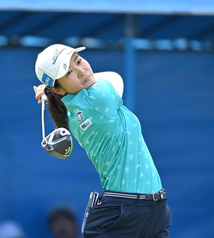 　１番、ティーショットを放つ神谷そら（撮影・西田忠信）