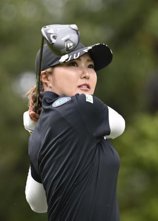 高橋彩華が首位浮上　サントリー女子ゴルフ第３日