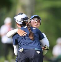 　通算８アンダーで２日目を終えた佐久間朱莉（右）＝撮影・西田忠信