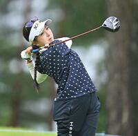 　２番、ティーショットを放つ青木瀬令奈（撮影・西田忠信）