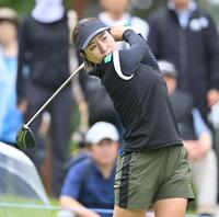 　２番、ティーショットを放つ岡山絵里（撮影・西田忠信）