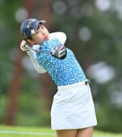 　２番、ティーショットを放つ菅沼菜々（撮影・西田忠信）