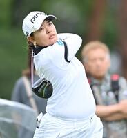 　２番、ティーショットを放つ鈴木愛（撮影・西田忠信）