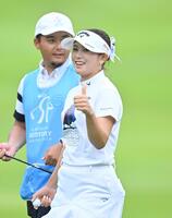 　１８番、バーディーを決めポーズする河本結（撮影・西田忠信）