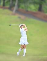 　４番、セカンドショットを放つ河本結（撮影・西田忠信）