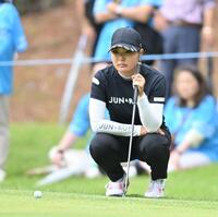 　５番グリーンでラインを読む高橋彩華（撮影・西田忠信）
