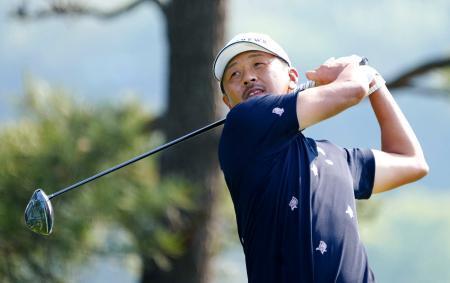 　第３日、ティーショットを放つ岩田寛。通算１３アンダーで３位＝ザ・ヘブンＣＣ（共同）