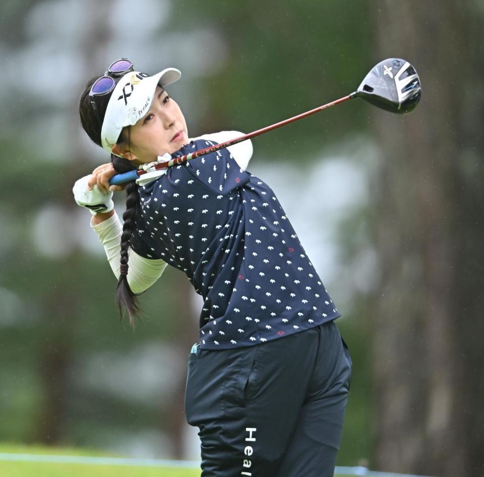 　２番、ティーショットを放つ青木瀬令奈（撮影・西田忠信）