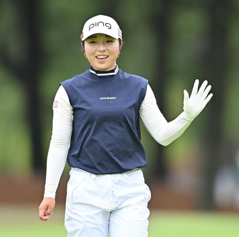 　４番、笑顔でラウンドする佐久間朱莉（撮影・西田忠信）