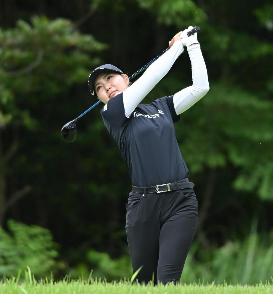 　８番、ティーショットを放つ高橋彩華（撮影・西田忠信）