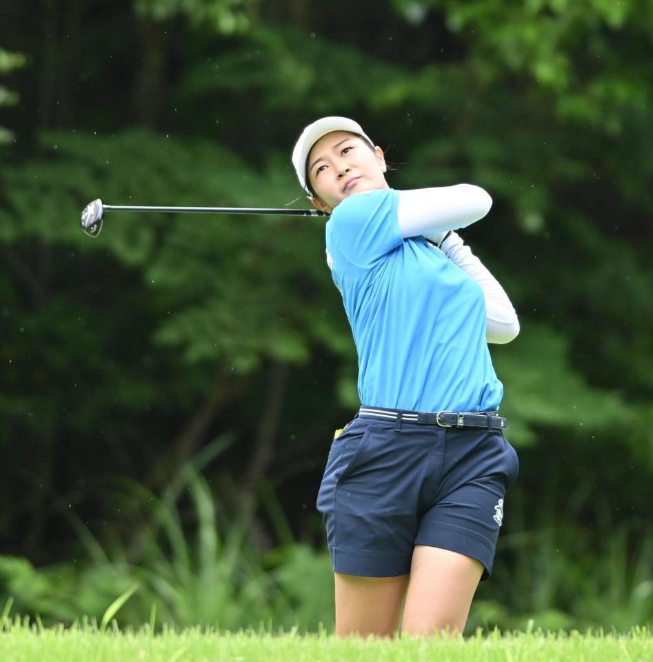 　８番、ティーショットを放つ神谷そら（撮影・西田忠信）