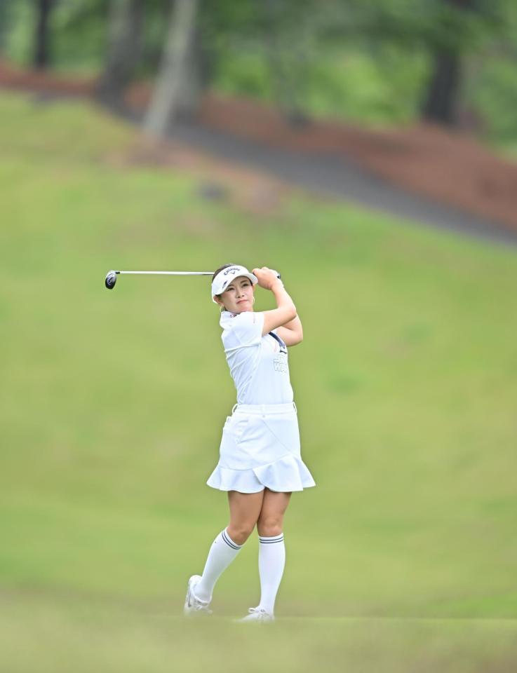 　４番、セカンドショットを放つ河本結（撮影・西田忠信）