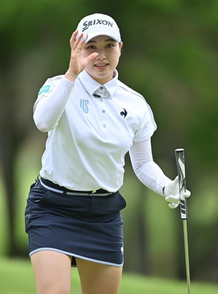 　５番、バーディーを決めた小祝さくら（撮影・西田忠信）